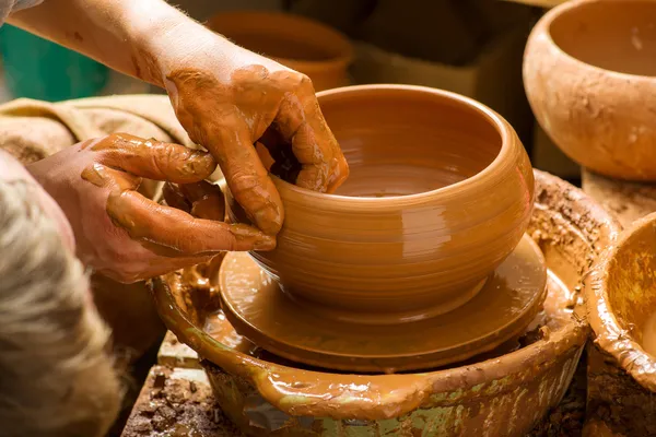 陶工的手，创造一个陶罐， — 图库照片