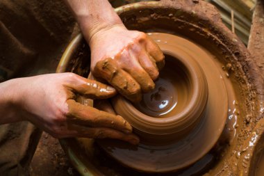 Çömlekçinin elleri, toprak kavanozu yaratıyor.