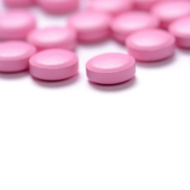 Beyaz arka planda izole edilmiş haplar