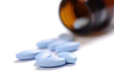 Beyaz arka planda izole edilmiş haplar