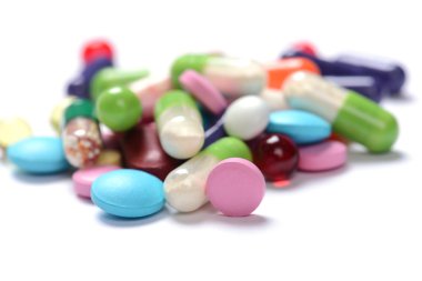 Beyaz arka planda izole edilmiş haplar