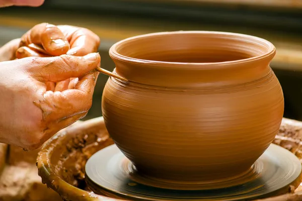 Mani di un vasaio, creando un vaso di terra — Foto Stock