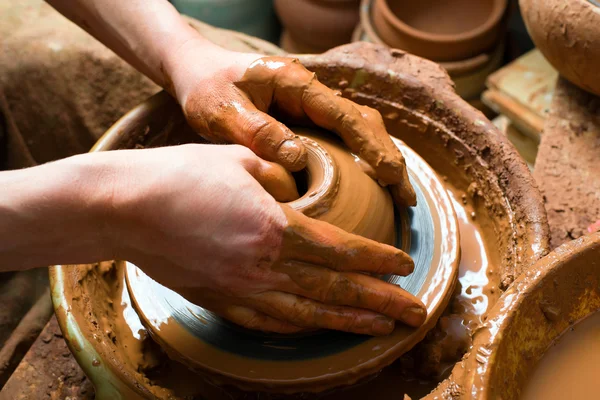 Mani di un vasaio, creando un vaso di terra — Foto Stock