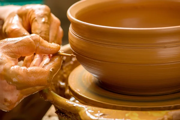 Hands of a potter, creating an earthen jar — Stock Photo, Image