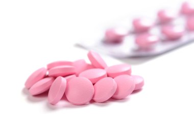 Beyaz arka planda izole edilmiş haplar