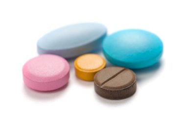 Beyaz arka planda izole edilmiş haplar