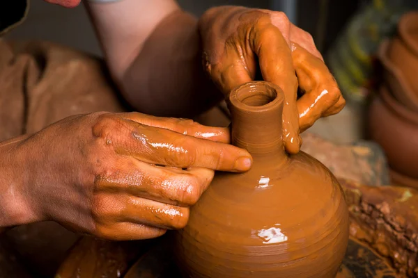 Manos de un alfarero, creando un frasco de barro — Foto de Stock