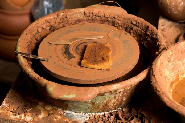 Manos de un alfarero, creando un frasco de barro — Foto de Stock