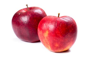 Beyaz arkaplanda olgun elmalar