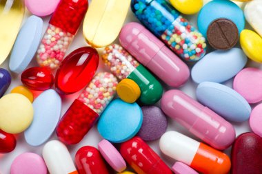 Beyaz arka planda izole edilmiş haplar