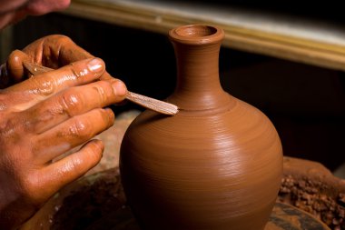 Çömlekçinin elleri, toprak kavanozu yaratıyor.