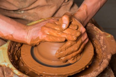 Çömlekçinin elleri, toprak kavanozu yaratıyor.