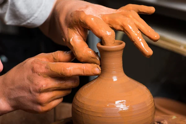 Handen van een pottenbakker, het creëren van een aarden kruik — Stockfoto