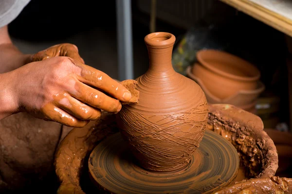 Руки горшечника, создающего глиняную банку — стоковое фото