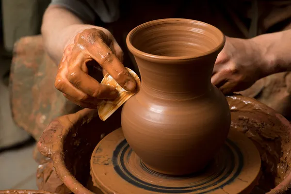 Manos de un alfarero, creando un frasco de barro — Foto de Stock