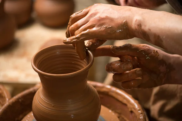 Manos de un alfarero, creando un frasco de barro — Foto de Stock