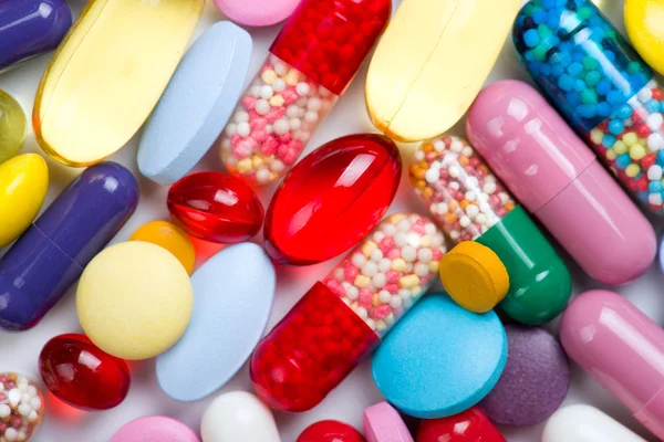 Beyaz arka planda izole edilmiş haplar