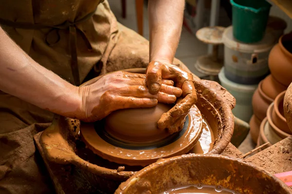 Mains d'un potier, la création d'un pot de terre — Photo