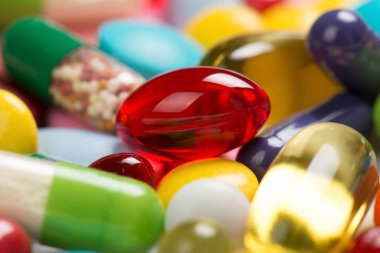 Beyaz arka planda izole edilmiş haplar