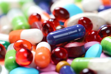 Beyaz arka planda izole edilmiş haplar