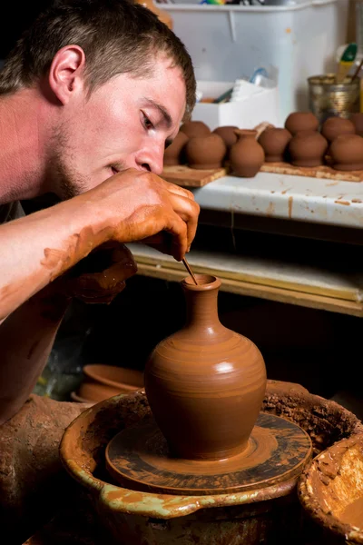 Manos de un alfarero, creando un frasco de barro —  Fotos de Stock