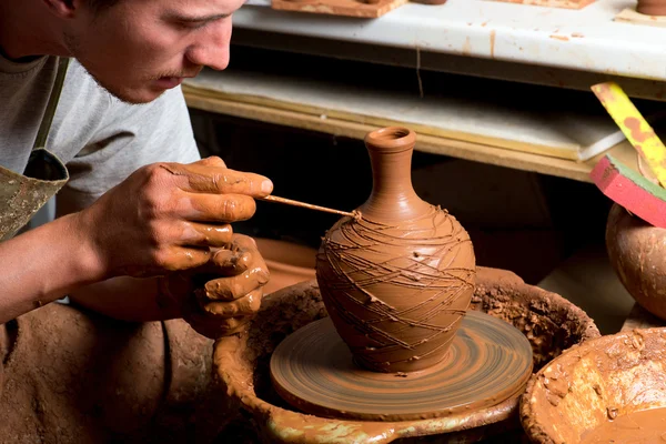 Руки горшечника, создающего глиняную банку — стоковое фото