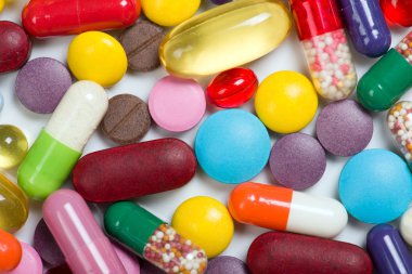 Beyaz arka planda izole edilmiş haplar