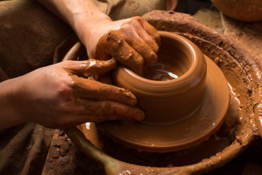 Çömlekçinin elleri, toprak kavanozu yaratıyor.