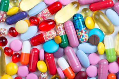 Beyaz arka planda izole edilmiş haplar