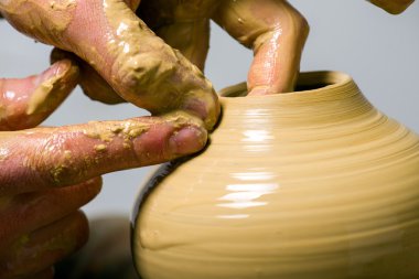 Çömlekçinin elleri, toprak kavanozu yaratıyor.