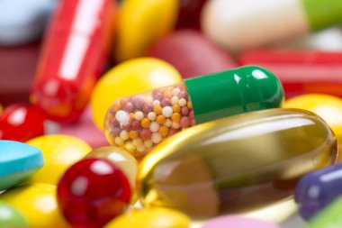 Beyaz arka planda izole edilmiş haplar