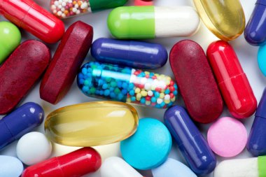 Beyaz arka planda izole edilmiş haplar