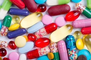 Beyaz arka planda izole edilmiş haplar