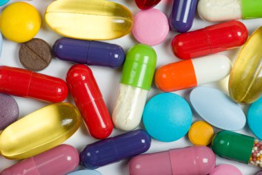 Beyaz arka planda izole edilmiş haplar