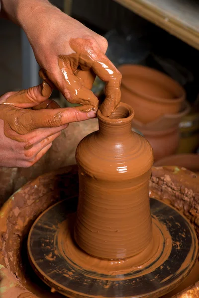 Händer av en krukmakare, skapa en jordburk — Stockfoto
