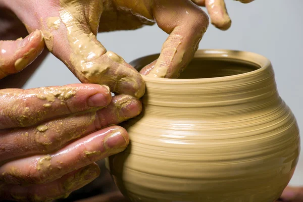 Manos de un alfarero, creando un frasco de barro — Foto de Stock