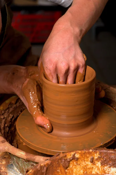 Handen van een pottenbakker, het creëren van een aarden kruik — Stockfoto