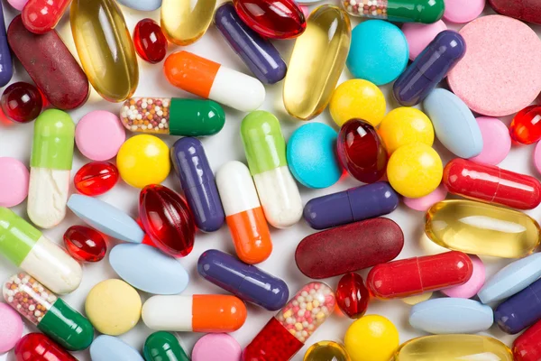 Beyaz arka planda izole edilmiş haplar