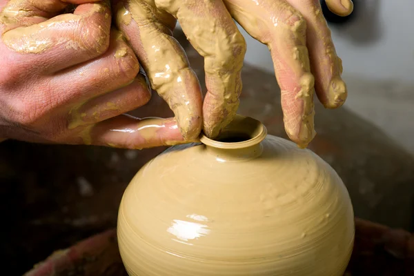 Handen van een pottenbakker, het creëren van een aarden kruik — Stockfoto