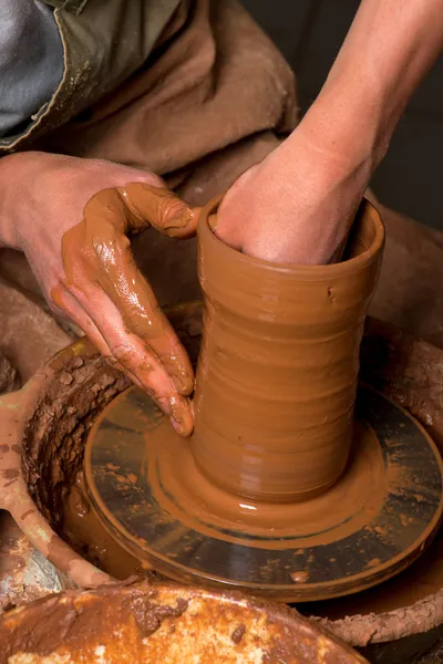 Manos de un alfarero, creando un frasco de barro — Foto de Stock