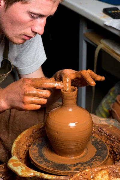 Mani di un vasaio, creando un vaso di terra — Foto Stock