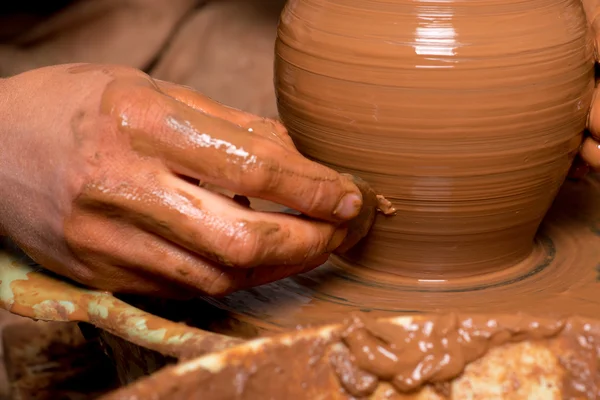 Handen van een pottenbakker, het creëren van een aarden kruik — Stockfoto