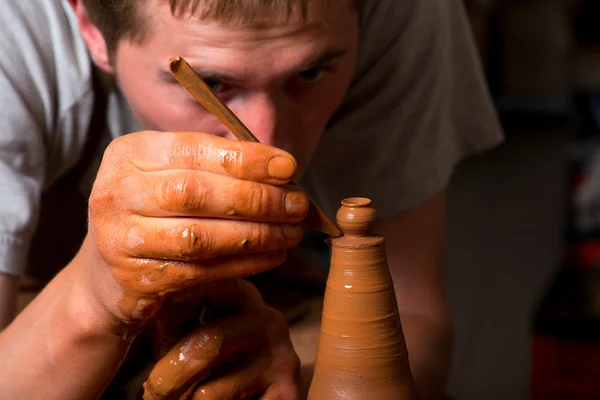 Manos de un alfarero, creando un frasco de barro —  Fotos de Stock