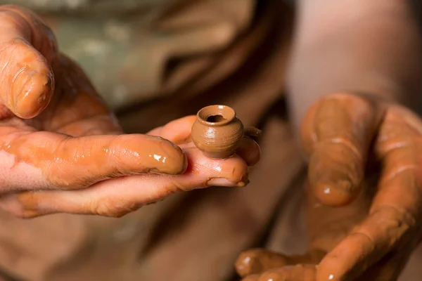 Manos de un alfarero, creando un frasco de barro — Foto de Stock