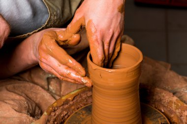 Çömlekçinin elleri, toprak kavanozu yaratıyor.