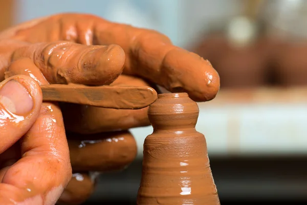 Handen van een pottenbakker, het creëren van een aarden kruik — Stockfoto