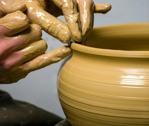 Manos de un alfarero, creando un frasco de barro — Foto de Stock