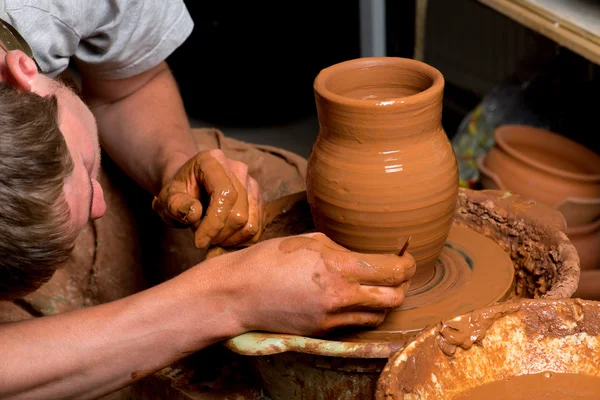 Mani di un vasaio, creando un vaso di terra — Foto Stock