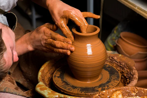 Manos de un alfarero, creando un frasco de barro — Foto de Stock