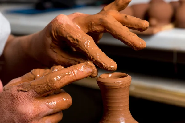 Händer av en krukmakare, skapa en jordburk — Stockfoto